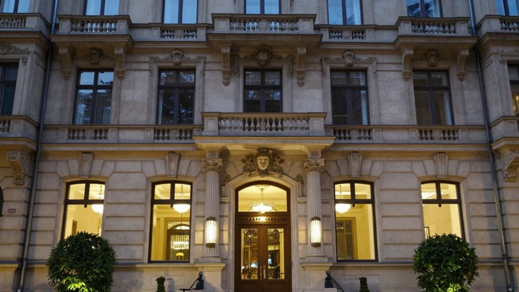 Luxushotel in Berlin Mitte bei Nacht