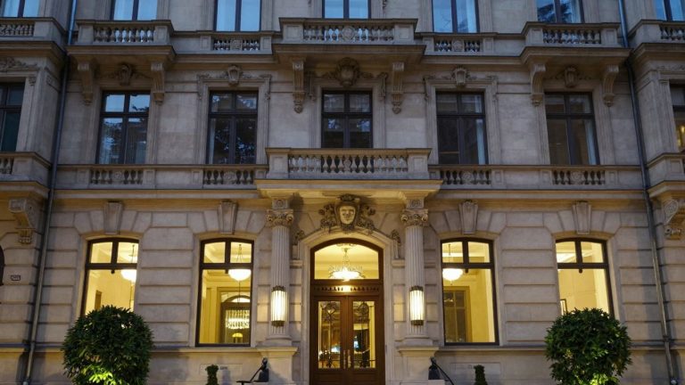 Luxushotel in Berlin Mitte bei Nacht